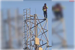 प्रेमिका के लिए वीरू बना आशिक... टावर पर चढ़ा, बोला- वह प्रेमिका से  शादी करेगा  तभी नीचे उतरूंगा... 