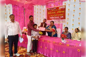 वार्षिक परीक्षा अंक पत्र व पुरस्कार पाकर बच्चे  हुए खुश