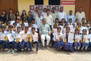 अंक पत्र पाकर खिले बच्चों के चेहरे