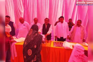 होलिका दहन से पूर्व मातृ शक्तियों का उधोगपति ने किया सम्मान  हजारों साड़ियां वितरित