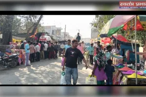 होली के पर्व मनाने के लिए दुकानों पर जुटी भीड़