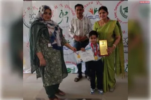 पत्रकार के बेटे ने कक्षा में पाया प्रथम स्थान विद्यालय ने किया सम्मानित 