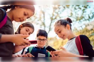 सावधान! सोशल मीडिया तबाह कर रहा है बचपन 