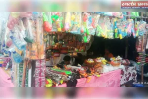 नैनी में होली की आहट: रंग पिचकारी और मुखौटों से सजे बाजार