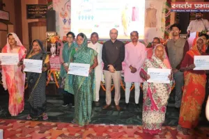 प्रधानमंत्री उज्जवला योजना के लाभार्थियों को सब्सिडी की धनराशि के सांकेतिक चेक का किया गया वितरण