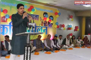 होली हंगामा में कवियों ने बहाई फागुनी बयार, लगे ठहाके