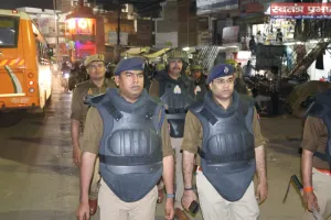 होलीपर शांति व्यवस्था के लिए लालगोपल गंज में फ्लैग मार्च