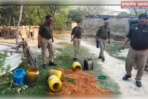 छापेमारी में तीस लीटर अवैध शराब बरामद