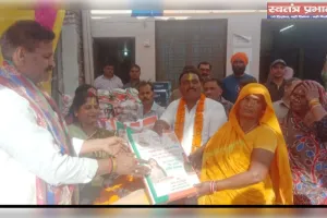 होली से पूर्व सफाई कर्मियों का महापौर ने किया सम्मान