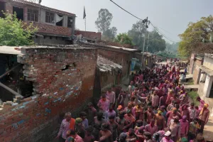 रंग बरसे’ पर झूमे ग्रामीण, परंपरागत अंदाज में मनाई गई होली