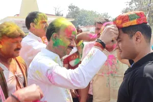 पुलिस लाइन में होली मिलन समारोह का आयोजन,एक दूसरे को अबीर गुलाल लगाकर दी  शुभकामनाएं