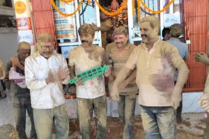 श्री बांके बिहारी मंदिर में धूम धाम से मनाया गया  रंगोत्सव, फाग गायन के बाद फूल एवं गुलाल से ठाकुर जी को सजाया गया