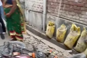 चक भटाही मे जमकर चले ईट पत्थर