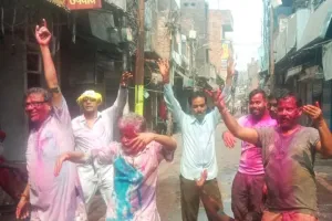 नैनी बाजार में तीसरे दिन खेली गई कपड़ा फाड़ होली