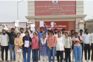 बैक पेपर और फेल घोषित किए जाने से नाराज छात्रों का प्रदर्शन,सात दिन का अल्टीमेटम