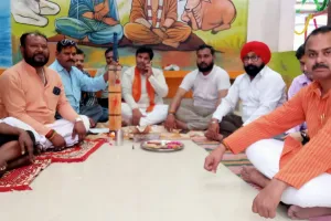 भारतीय टीम की जीत के लिए माधव मंदिर में सामाजिक कार्यकर्ताओं ने की पूजा-अर्चना