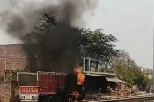 सड़क किनारे खड़े ट्रक में लगी भीषण आग,मची अफरा तफरी 
