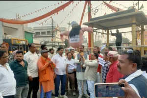 प्रदेश के मुख्यमंत्री योगी आदित्यनाथ की माता पर मौलाना सलीम द्वारा अभद्र और आपत्तिजनक टिप्पणी किए जाने पर भाजपाइयों ने किया विरोध प्रदर्शन