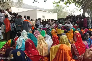 उप जिलाधिकारी ओबरा  ने  किया मलिन बस्ती  का दौरा, मलिन बस्ती की जमीन  न्यायालय के आदेश पर खाली करने को लेकर किया वार्ता