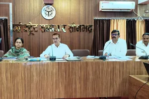 जिलाधिकारी ने कसी बिजली विभाग की कमर, स्कूलों और पेयजल योजनाओं को प्राथमिकता देने के निर्देश