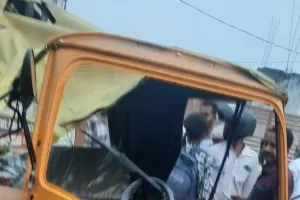 टेलर और कार की टक्कर ऑटो सवार तीन की मौत, तीन अन्य घायल