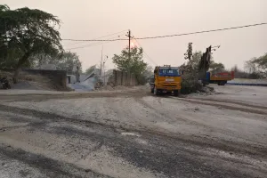 ओबरा-चोपन मार्ग पर विकास की धूल में दफन होती नागरिक संवेदनाएं