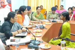 उत्कृष्ट कार्य करने वाली महिलाओं को प्रशस्ति पत्र देकर किया गया सम्मानित, महिला कल्याण योजनाओं की हुई समीक्षा