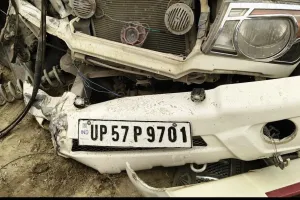 रामकोला–सिंगहा रोड पर भीषण सड़क हादसा, बोलेरो–ट्रक की टक्कर में पिता-पुत्र समेत चार गंभीर घायल 