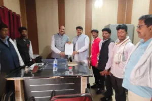 खरौंधी में जन समस्याओं  को लेकर  अपना दल एस युवा मंच के  नेतृत्व में युवाओं ने खण्ड विकास अधिकारी कोन को सौंपा ज्ञापन, समस्याओं से निजात दिलाने की मांग