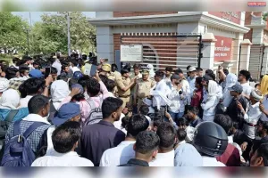 नैनी में परीक्षा परिणाम को लेकर छात्रों का उग्र प्रदर्शन