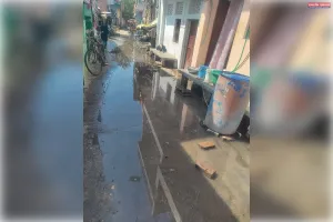 चक फजुल्ला मोहल्ले में सीवर भस्ट होने से गंदा पानी सड़कों पर,लोगों में भारी नाराज़गी