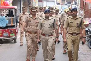 मऊआइमा में भारी पुलिस बल के साथ फ्लैग मार्च