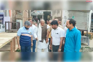 पूर्व सांसद रेवती रमन पहुंचे समाजसेवी के घर, दी ईद की मुबारकबाद 