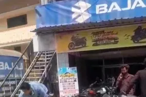 ओबरा में सड़क पर फाईल जलाते प्राईवेट बैंक के मैनेजर का वीडियो हुआ वायरल , उड़ाई पर्यायवरण की खुलेयाम धज्जियां