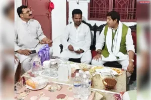 सपा नेता मो.तारीख के आवास पहुंचे सांसद उज्जवल रमण सिंह
