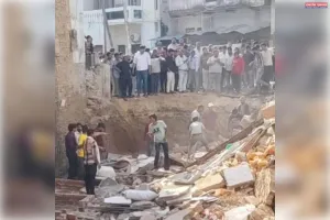 प्रयागराज में बिल्डिंग का मलबा गिरी, मची अफरा-तफरी