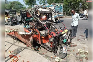 तेज रफ्तार डंपर की टक्कर से ई-रिक्शा चालक की मौत
