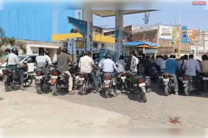 अफवाहों पर ना ध्यान दें लोग, अब पेट्रोल पंपों पर लगी लाइन,