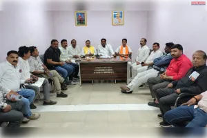 पार्षदों ने जेई पर अभद्रता और अवैध वसूली के लगाए आरोप