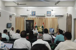 नवीन व्यवस्था अन्तर्गत सी0एम0 डैशबोर्ड के माध्यम से जिलाधिकारी ने की विकास कार्यों की समीक्षा बैठक