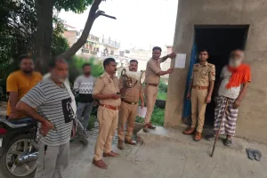 गोरखपुर: फर्जी पासपोर्ट कांड में बड़ा एक्शन: आरोपी के घर ढोल-नगाड़ों के साथ मुनादी,