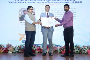 मण्डल यातायात प्रबंधक चोपन को जीएम अवार्ड से सम्मानित किया गया