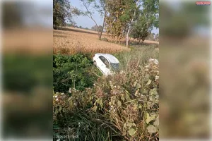 मोटरसाइकिल सवार को बचाने के प्रयास में कार खाई में गिरी