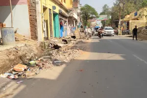 सड़क पर मलबा बना लोगों की मुसीबत