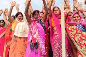 राशन के लिए दर-दर भटक रहे गरीब, बरमोरी में फूटा जनाक्रोश