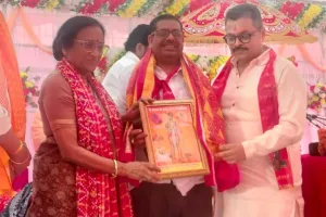 पूर्व कैबिनेट मंत्री ने किया सरकारी वकील विनोद पाठक को सम्मानित