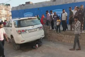 ओबरा में तेज रफ्तार टोयोटा का तांडव, बाल-बाल बची बाइक सवार की जान