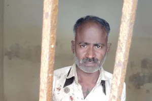 खजनी में पत्नी को फावड़े  प्रहार कर नृशंस हत्या का आरोपी गिरफ्तार