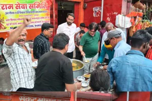 सेवा का संकल्प ओबरा में लगातार आठवें महीने भी जारी रहा ,श्री राम सेवा समिति का खिचड़ी भंडारा