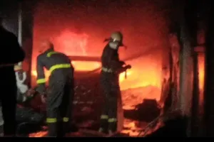 गोरखपुर :घंटाघर मार्केट में भीषण आग कपड़े की दुकान जलकर खाक ,तीन दमकल गाड़ियों ने संभाला मोर्चा